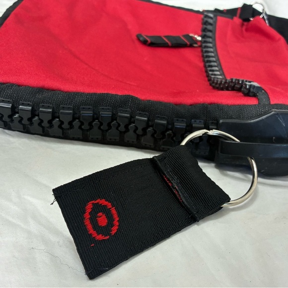 Very unique red nylon bag with huge working zipper accents - Picture 4 of 15
